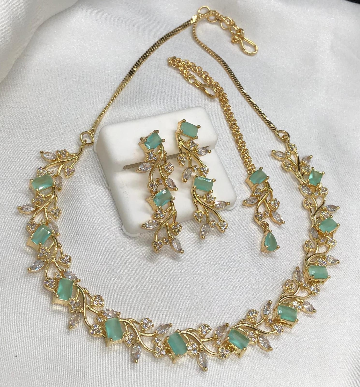 Eternal Glow Set – Necklace & Earrings - Image 3